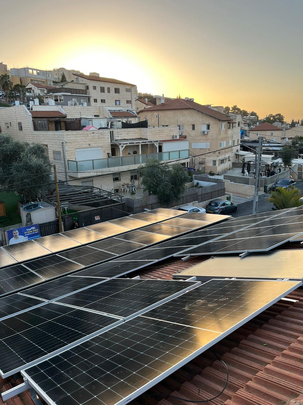 מערכת סולארית מקצועית על גג רעפים של בית פרטי באזור מגורים